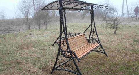 Качели и кованная садовая мебель